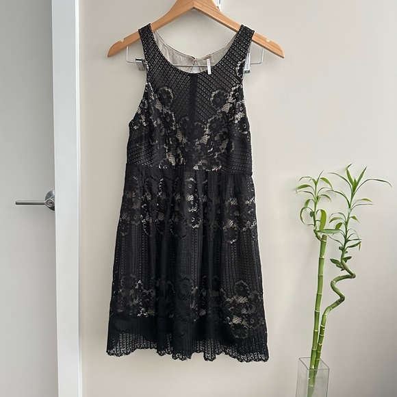 Free People Black Rocco Lace Overlay Mini Dress Womens size 6 - Picture 4 of 12